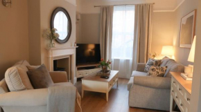 Luxury living outside the city walls - sleeps six!